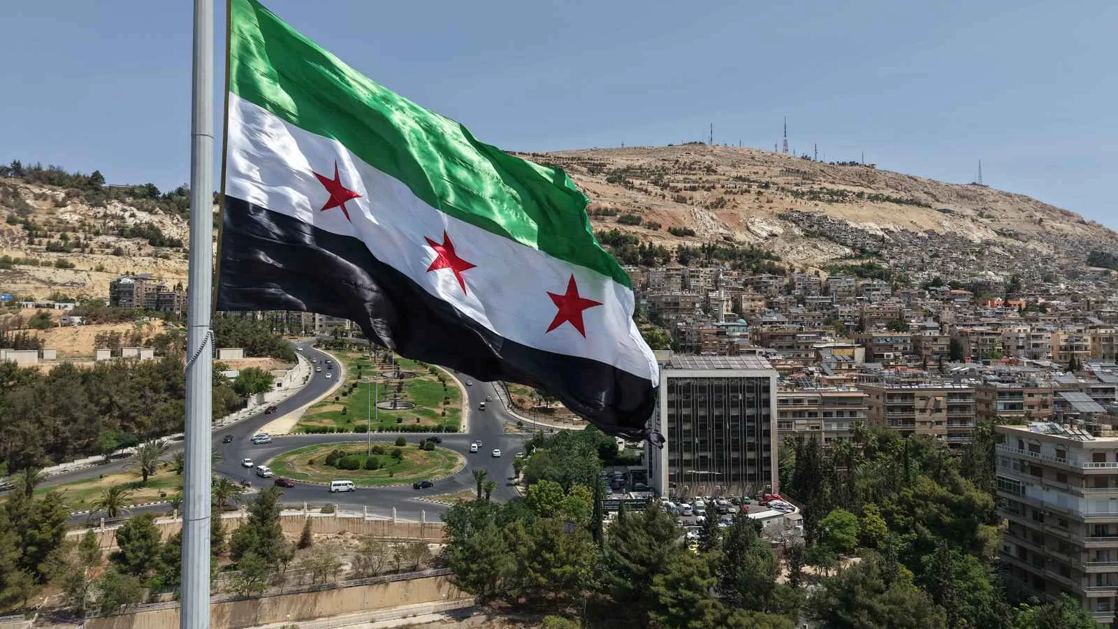مشروعات إعادة بناء سوريا: فرصة بمليارات تسيل لُعاب الشركات المصرية مشروعات إعادة بناء سوريا: فرصة بمليارات تسيل لُعاب الشركات المصرية