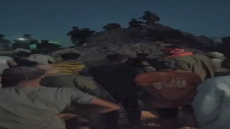 مصدر أمني: ضحيتان وإصابتان نتيجة انهيار مدخنة مصنع الطوب في الصف مصدر أمني: ضحيتان وإصابتان نتيجة انهيار مدخنة مصنع الطوب في الصف