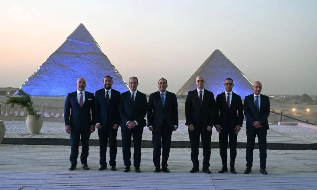 مصر تبدأ رسميًا تقديم خدمات الجيل الخامس لتلبية احتياجات 120 مليون مستخدم للهواتف المحمولة. مصر تبدأ رسميًا تقديم خدمات الجيل الخامس لتلبية احتياجات 120 مليون مستخدم للهواتف المحمولة.