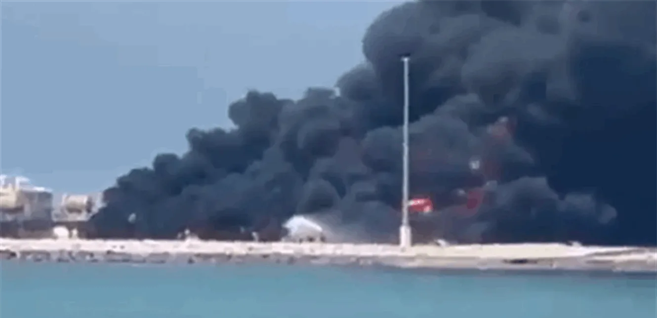 مصرع 3 أفراد جراء حريق في ميناء بوشهر الإيراني مصرع 3 أفراد جراء حريق في ميناء بوشهر الإيراني