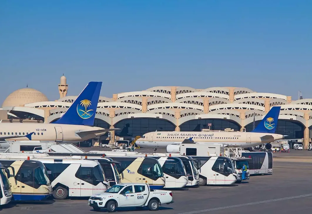 مطارات السعودية تهيب بالمسافرين التحقق من مواعيد رحلاتهم مطارات السعودية تهيب بالمسافرين التحقق من مواعيد رحلاتهم