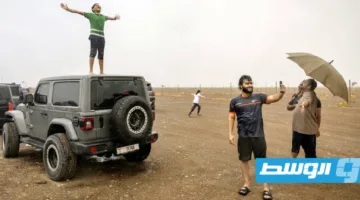 مطاردو السحب في صيف الصحراء: شغف هندي ي transforming الأمطار إلى مهرجان