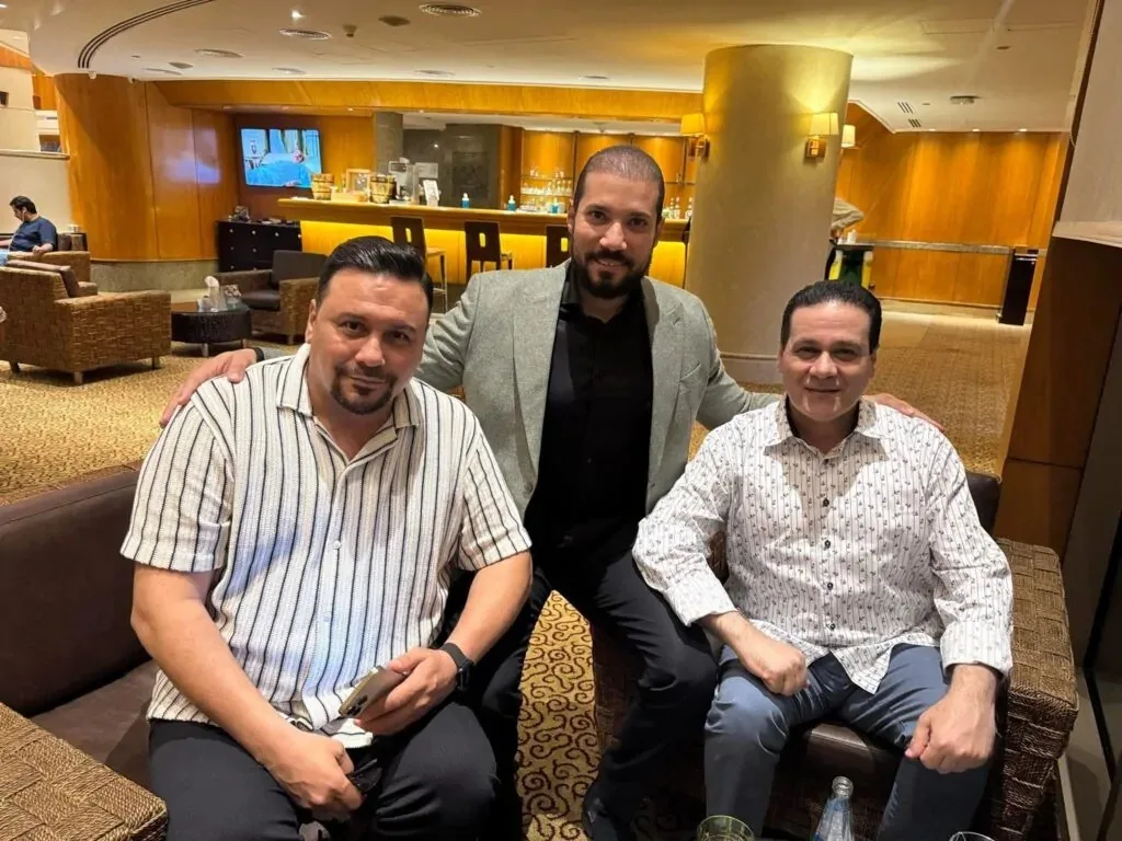 مظهر شاهين يتوصل إلى اتفاق مع محامٍ بوساطة عبد الله رشدي ويشدد على أن الصلح أفضل. مظهر شاهين يتوصل إلى اتفاق مع محامٍ بوساطة عبد الله رشدي ويشدد على أن الصلح أفضل.
