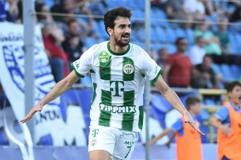 معلول وثق أحداث التاريخ قبله.. بن رمضان، اللاعب التونسي الرابع في الأهلي معلول وثق أحداث التاريخ قبله.. بن رمضان، اللاعب التونسي الرابع في الأهلي