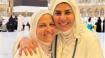 مفيدة شيحة ترتدي الحجاب مع دعاء فاروق أمام الكعبة (صور)