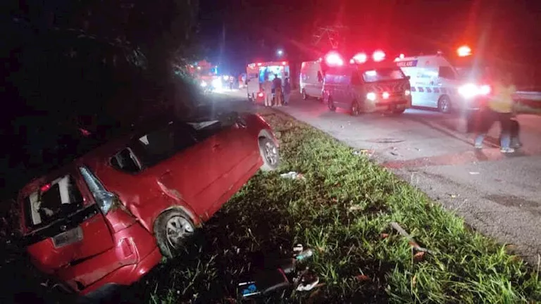مقتل 15 فردًا في حادث تصادم في ماليزيا – صور مقتل 15 فردًا في حادث تصادم في ماليزيا – صور