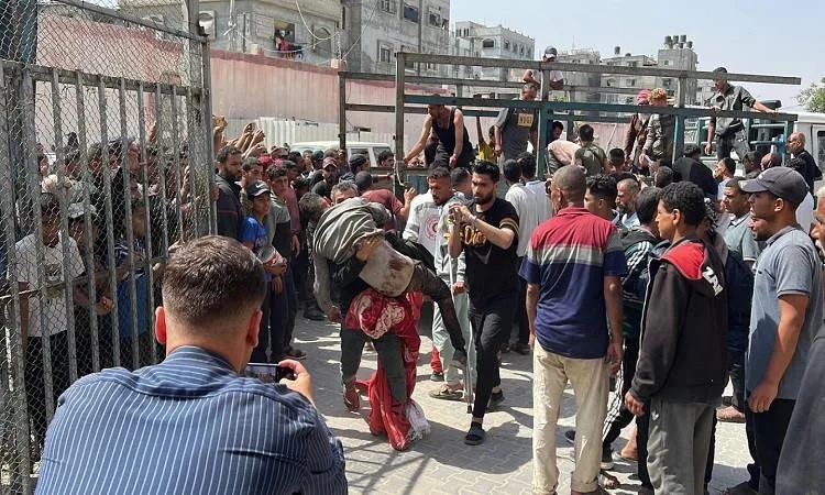 مقتل العشرات من طالبي المساعدات في خان يونس ورفح بنيران الاحتلال