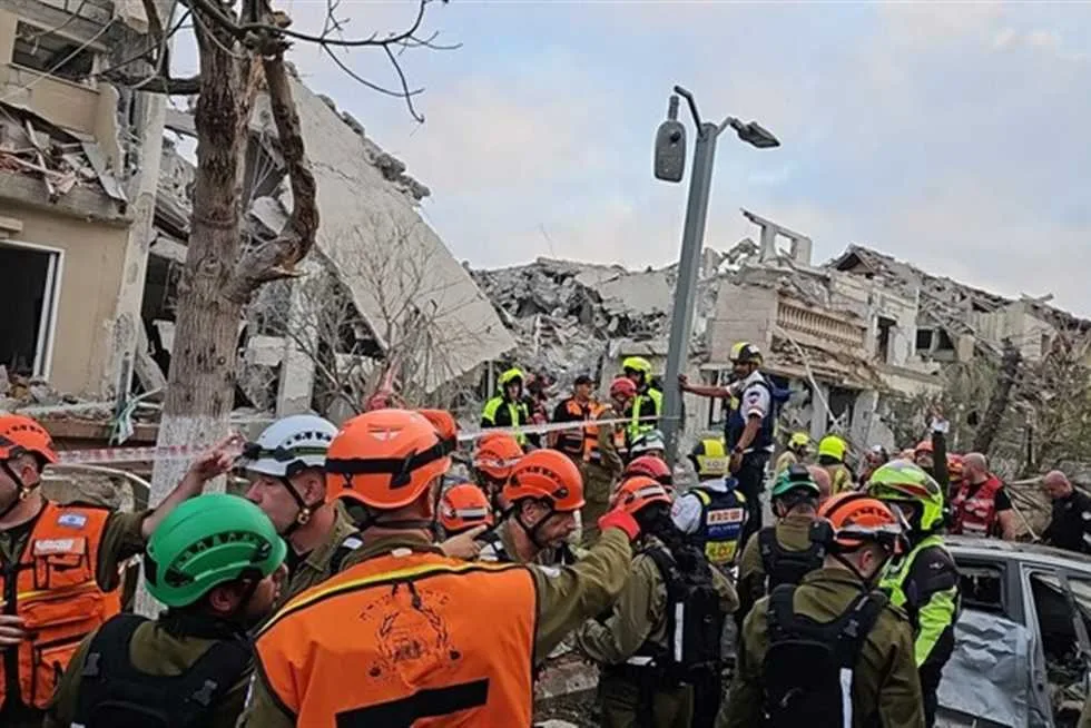 مقتل ثلاثة إسرائيليين وجرح مئة شخص آخر في الهجوم الإيراني على تل أبيب (فيديو) مقتل ثلاثة إسرائيليين وجرح مئة شخص آخر في الهجوم الإيراني على تل أبيب (فيديو)