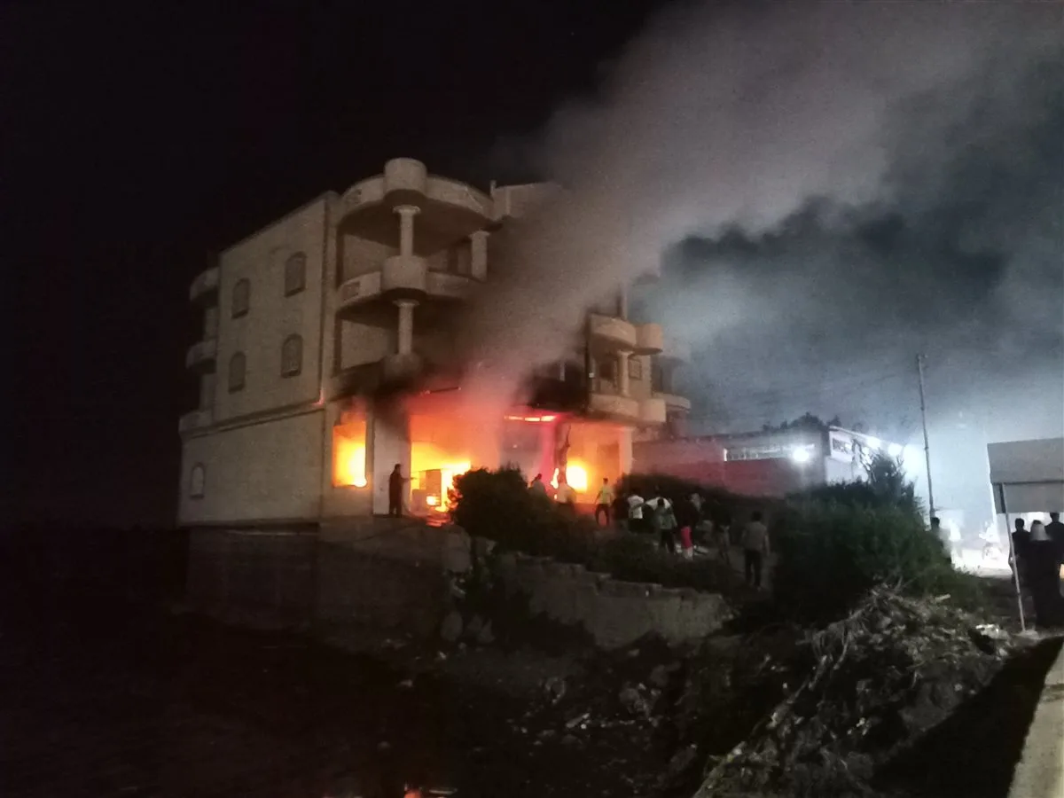 ملايين الخسائر.. إخماد حريق كبير في معرض للأدوات الكهربائية بسمنود ملايين الخسائر.. إخماد حريق كبير في معرض للأدوات الكهربائية بسمنود