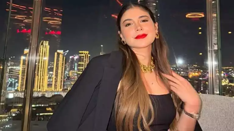 ملكة الجمال تلفت الأنظار خلال إجازة الصيف.. والمعجبون يغازلونها ملكة الجمال تلفت الأنظار خلال إجازة الصيف.. والمعجبون يغازلونها
