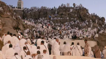 مليونا حاج يصلون إلى عرفات لأداء أعظم مناسك الحج (فيديو)