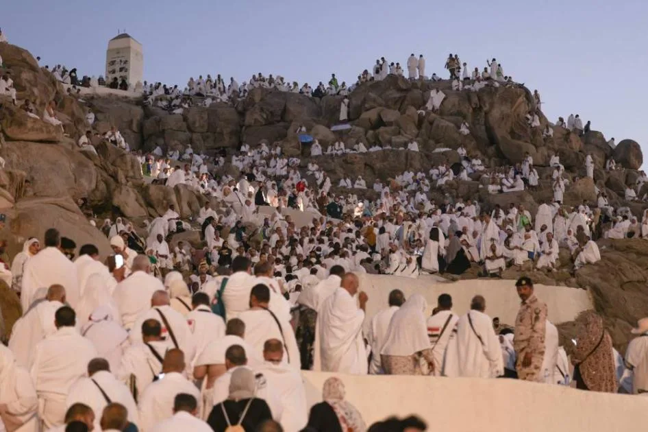 مليونا حاج يصلون إلى عرفات لأداء أعظم مناسك الحج (فيديو) مليونا حاج يصلون إلى عرفات لأداء أعظم مناسك الحج (فيديو)