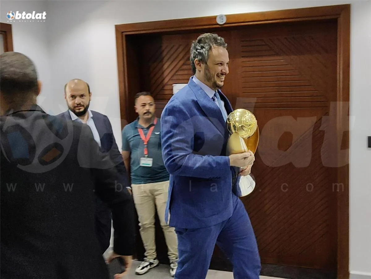 ممدوح عيد يجذب الأنظار في اجتماع اتحاد الكرة بحضور لافت مع كأس دوري أبطال إفريقيا (فيديو) ممدوح عيد يجذب الأنظار في اجتماع اتحاد الكرة بحضور لافت مع كأس دوري أبطال إفريقيا (فيديو)