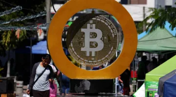 من هم البائعون والمشترون؟.. تحولات تاريخية في سوق «بيتكوين»