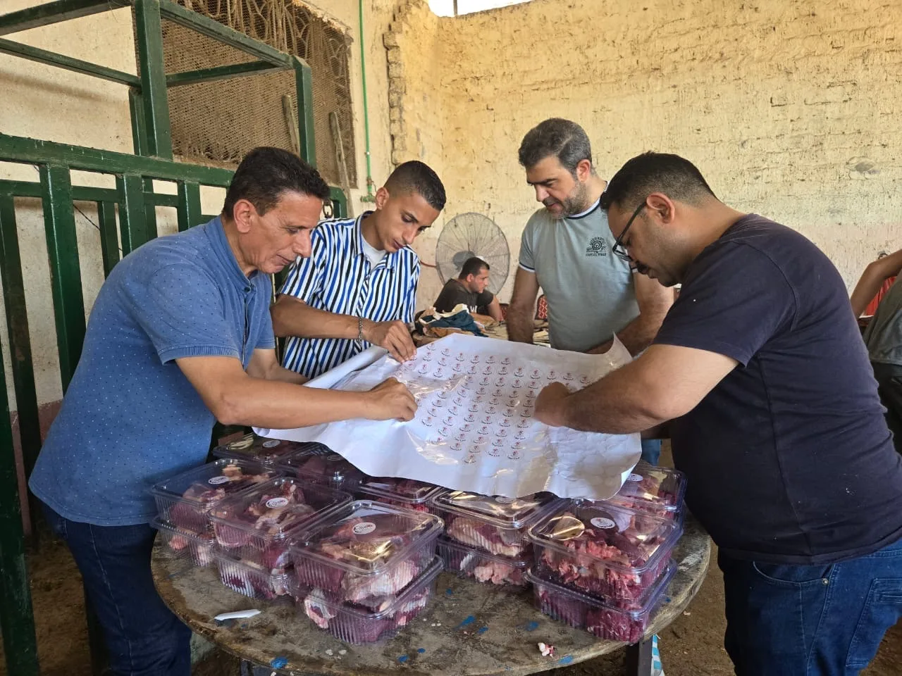 «مناسبة عيد الأضحى».. حزب إرادة جيل يقدم لحومًا للأسر المحتاجة. «مناسبة عيد الأضحى».. حزب إرادة جيل يقدم لحومًا للأسر المحتاجة.