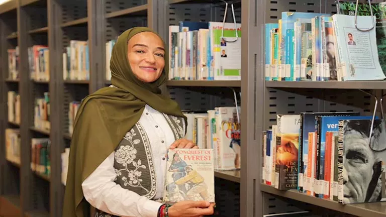 منال رستم: أول مصرية تتسلق قمة إيفرست تتحدث عن إنجازها في مكتبة الإسكندرية منال رستم: أول مصرية تتسلق قمة إيفرست تتحدث عن إنجازها في مكتبة الإسكندرية