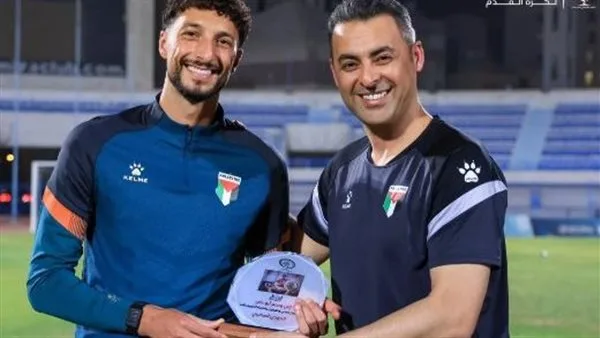 منتخب فلسطين يحتفي بـ«وسام أبو علي» بعد فوزه بلقب الدوري المصري