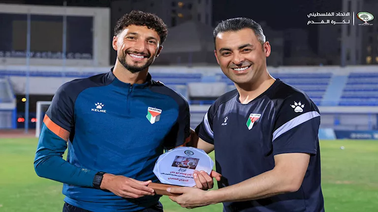 منتخب فلسطين يحتفي بوسام أبو علي بعد فوز الأهلي بالدوري المصري منتخب فلسطين يحتفي بوسام أبو علي بعد فوز الأهلي بالدوري المصري