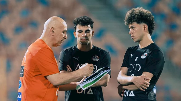منتخب مصر يقف إلى جانب إمام عاشور بعد تعرضه للإصابة في مباراة افتتاح كأس العالم للأندية منتخب مصر يقف إلى جانب إمام عاشور بعد تعرضه للإصابة في مباراة افتتاح كأس العالم للأندية