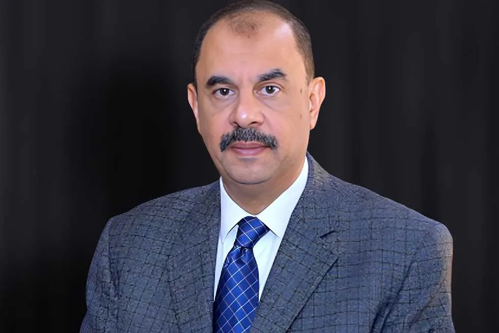 منح 5 آلاف جنيه لموظف حماية الأراضي المعتدى عليه في سوهاج وترقيته إلى مدير إدارة البساتين منح 5 آلاف جنيه لموظف حماية الأراضي المعتدى عليه في سوهاج وترقيته إلى مدير إدارة البساتين