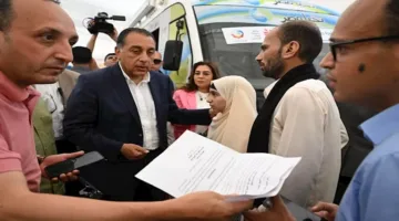 مواطن يخاطب رئيس الوزراء: “ابنتي أصيبت بالعمى”.. ومدبولي: “سنتصرف بسرعة”.