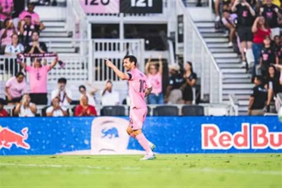 ميسي يعود إلى ميامي تحضيرًا لمباراة الأهلي في افتتاح كأس العالم للأندية ميسي يعود إلى ميامي تحضيرًا لمباراة الأهلي في افتتاح كأس العالم للأندية