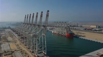 ميناء دمياط يستقبل 5 رافعات عملاقة ‘STS’ لتطوير أرصفة مشروع ‘تحيا مصر 1’