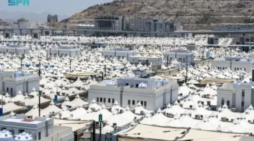 مُعتمرون في بيت الله الحرام يقيمون في مشعر منى تحضيرًا للوقوف بعرفة غدًا
