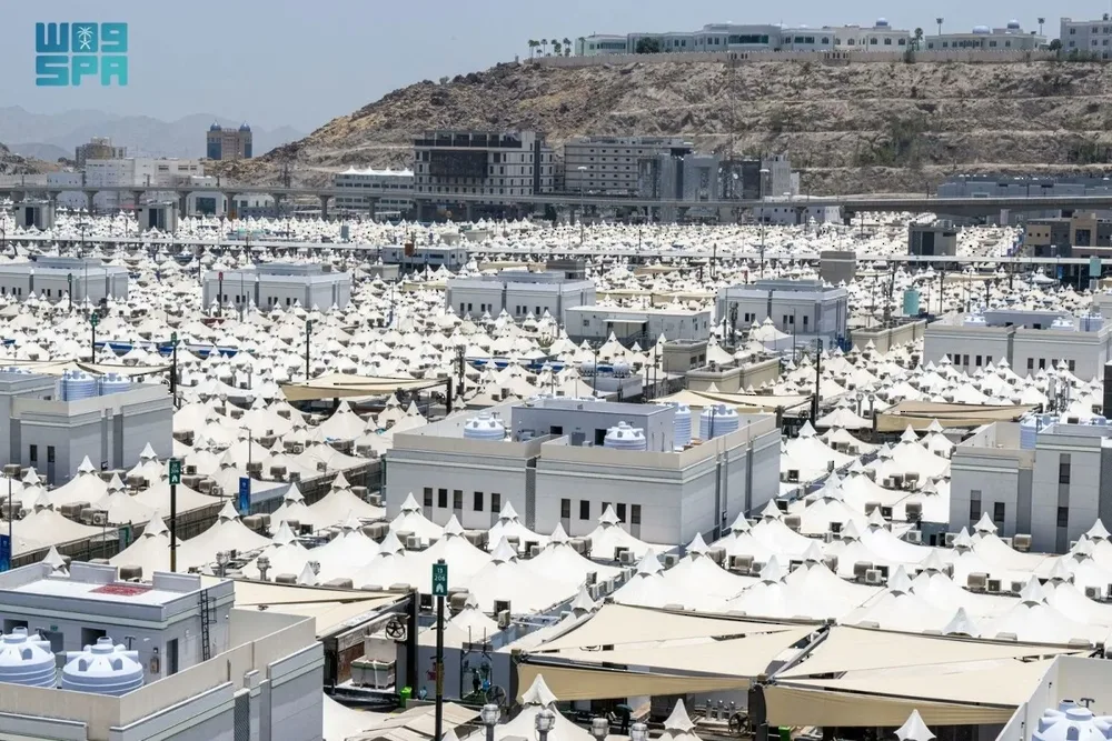 مُعتمرون في بيت الله الحرام يقيمون في مشعر منى تحضيرًا للوقوف بعرفة غدًا مُعتمرون في بيت الله الحرام يقيمون في مشعر منى تحضيرًا للوقوف بعرفة غدًا