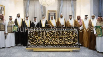 نائب أمير منطقة مكة يوزع كسوة الكعبة المشرفة على القائمين على بيت الله الحرام.