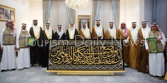 نائب أمير منطقة مكة يوزع كسوة الكعبة المشرفة على القائمين على بيت الله الحرام.