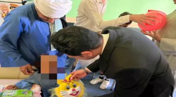 نائب محافظ سوهاج يوزع الحلويات والهدايا على الأطفال بعد صلاة العيد