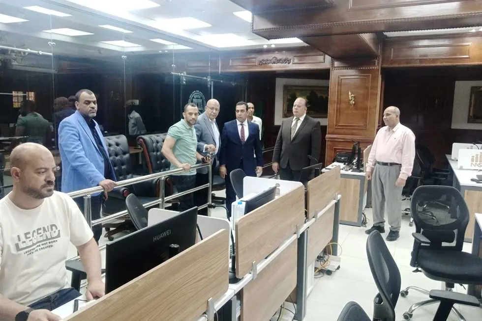 نائب محافظ قنا يتفقد استعدادات مركز التحكم في الشبكة الوطنية للطوارئ خلال عيد الأضحى