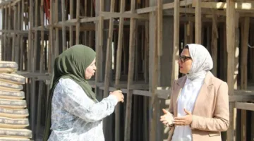 نائبة محافظ الوادي الجديد تراقب تقدم بناء المجمع الحرفي في الخارجة