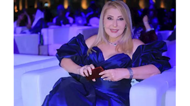 نادية الجندي تتألق بأناقة في أحدث إطلالة لها بفستان أزرق نادية الجندي تتألق بأناقة في أحدث إطلالة لها بفستان أزرق