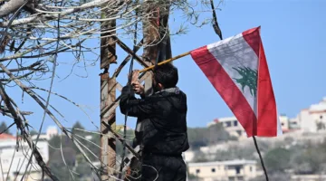 ناس يتحركون من أماكنهم