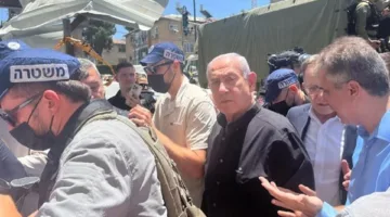 نتنياهو يزور موقع سقوط صواريخ إيرانية في بات يام قرب تل أبيب