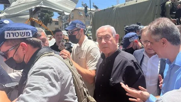 نتنياهو يزور موقع سقوط صواريخ إيرانية في بات يام قرب تل أبيب نتنياهو يزور موقع سقوط صواريخ إيرانية في بات يام قرب تل أبيب