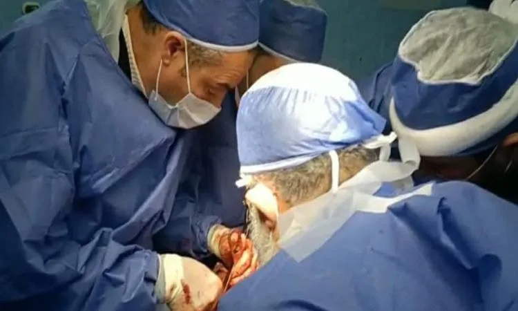 نجاح إزالة ورم كيسي معقد لشاب في مستشفيات جامعة قنا نجاح إزالة ورم كيسي معقد لشاب في مستشفيات جامعة قنا