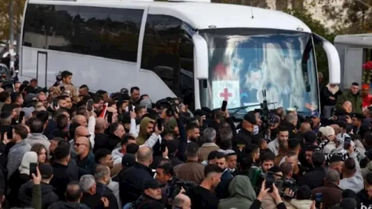 “نحن نحظر السعادة”.. إسرائيل تختطف فرحة الفلسطينيين مع سقوط صواريخ إيران على “نحن نحظر السعادة”.. إسرائيل تختطف فرحة الفلسطينيين مع سقوط صواريخ إيران على