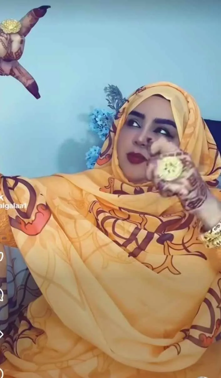 شاهد الفيديو: الفنانة ندى القلعة تتفاعل بحماس من مقعدها أثناء حضورها احتفالات الجيش في السودان. شاهد الفيديو: الفنانة ندى القلعة تتفاعل بحماس من مقعدها أثناء حضورها احتفالات الجيش في السودان.