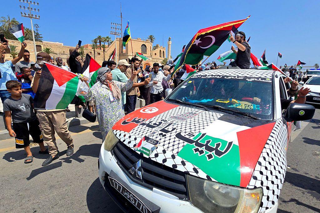 جانب من "قافلة الصمود" المغاربية التي انطلقت من تونس و الجزائر ثم إلى ليبيا في انتظار دخولها مصر