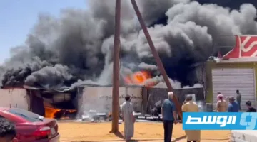 نشوب حريق في متاجر بلاستيكية على طريق البيان بالكفرة