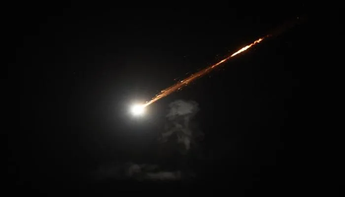 نشوب حريق في مطار مهرآباد الدولي في طهران نتيجة سقوط صاروخين نشوب حريق في مطار مهرآباد الدولي في طهران نتيجة سقوط صاروخين