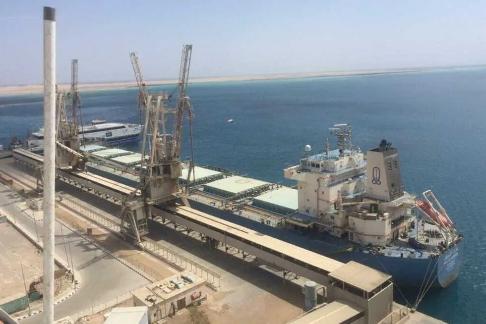 نقل 2000 طن من البضائع العامة والمتنوعة عبر موانئ البحر الأحمر نقل 2000 طن من البضائع العامة والمتنوعة عبر موانئ البحر الأحمر