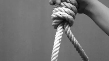 أب يُقدم على الانتحار بعد وفاة أولاده الثلاثة في سوهاج