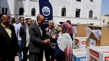 “نور القمر لمبادرة تنمية المجتمع” – محافظ المنيا يوزع 23 جهاز عروس في إطار المبادرة