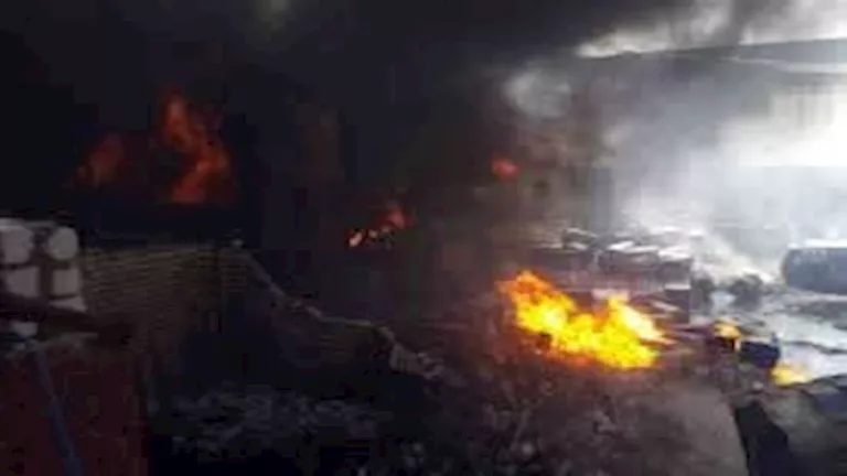 نيران قوية تندلع في مزرعة للدجاج بمنيا القمح في الشرقية نيران قوية تندلع في مزرعة للدجاج بمنيا القمح في الشرقية