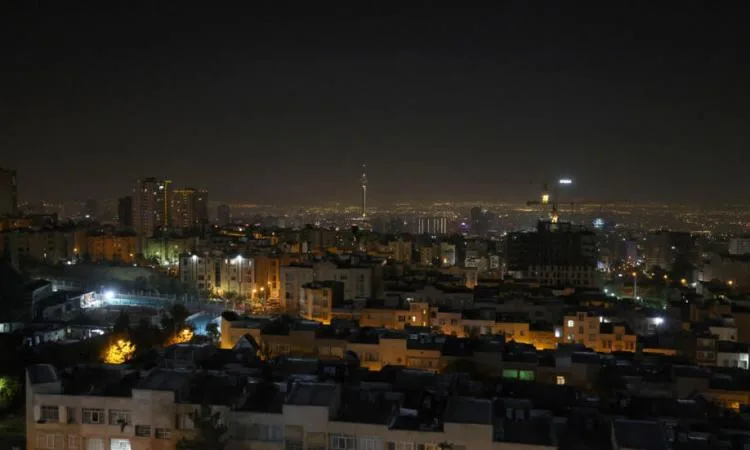 نيران ودخان كثيف يندلع من مطار مهراباد في طهران نيران ودخان كثيف يندلع من مطار مهراباد في طهران