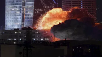 نيويورك تايمز: إسرائيل استهدفت حي المرشد الإيراني ومحيط المجمع الرئاسي بطائراتها.